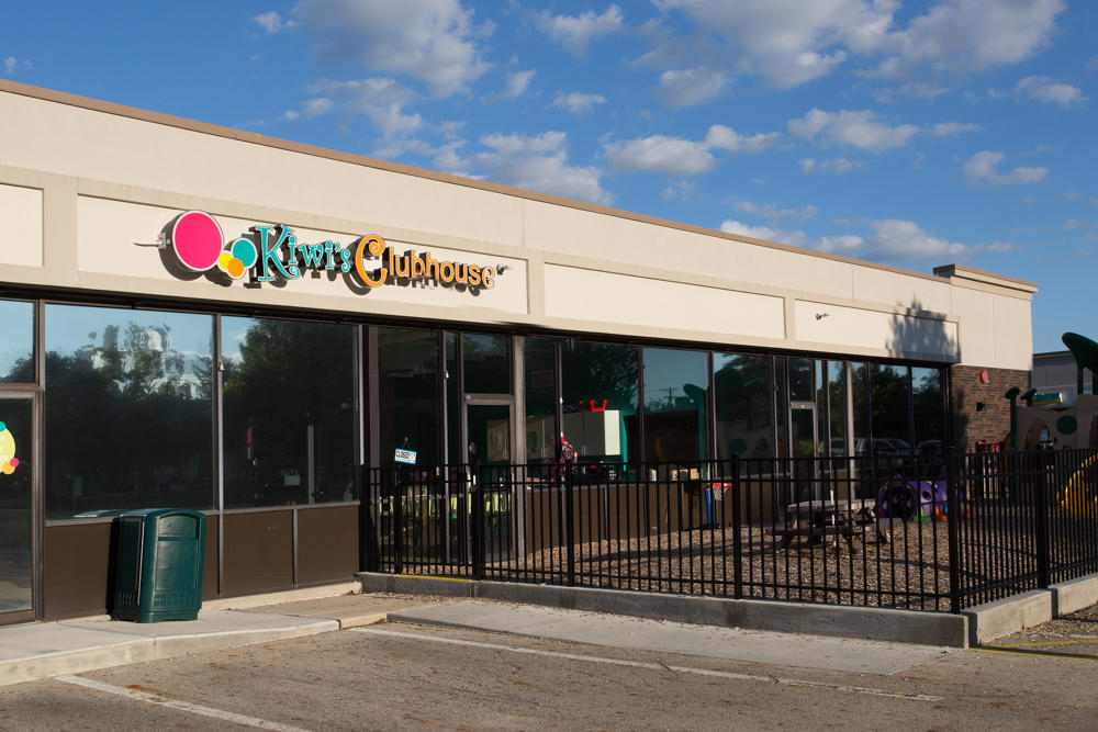 Kiwi Clubhouse at Greentree Shopping Center