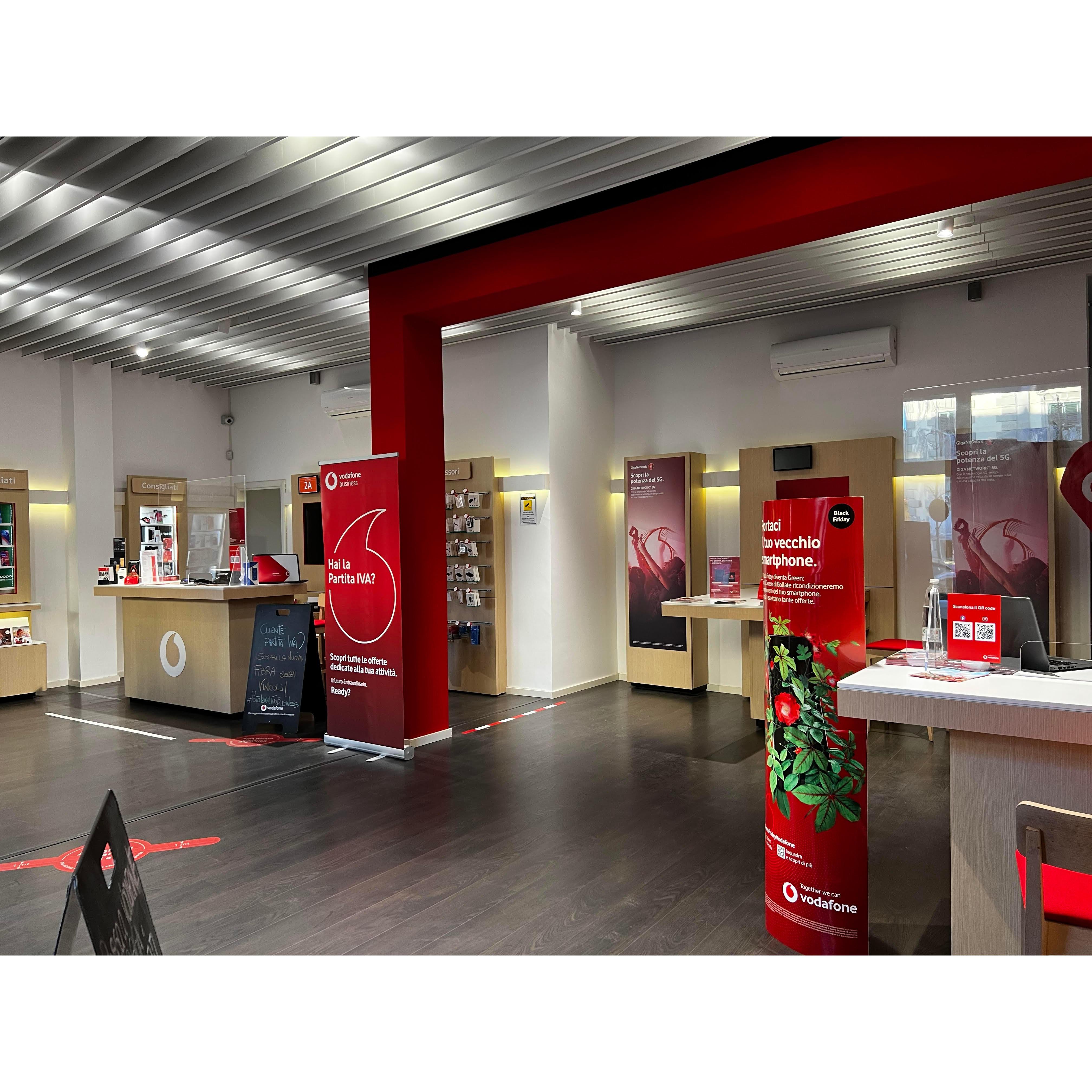 Vodafone Store | Pontedera - Telecomunicazioni impianti ed apparecchi - vendita al dettaglio Pontedera