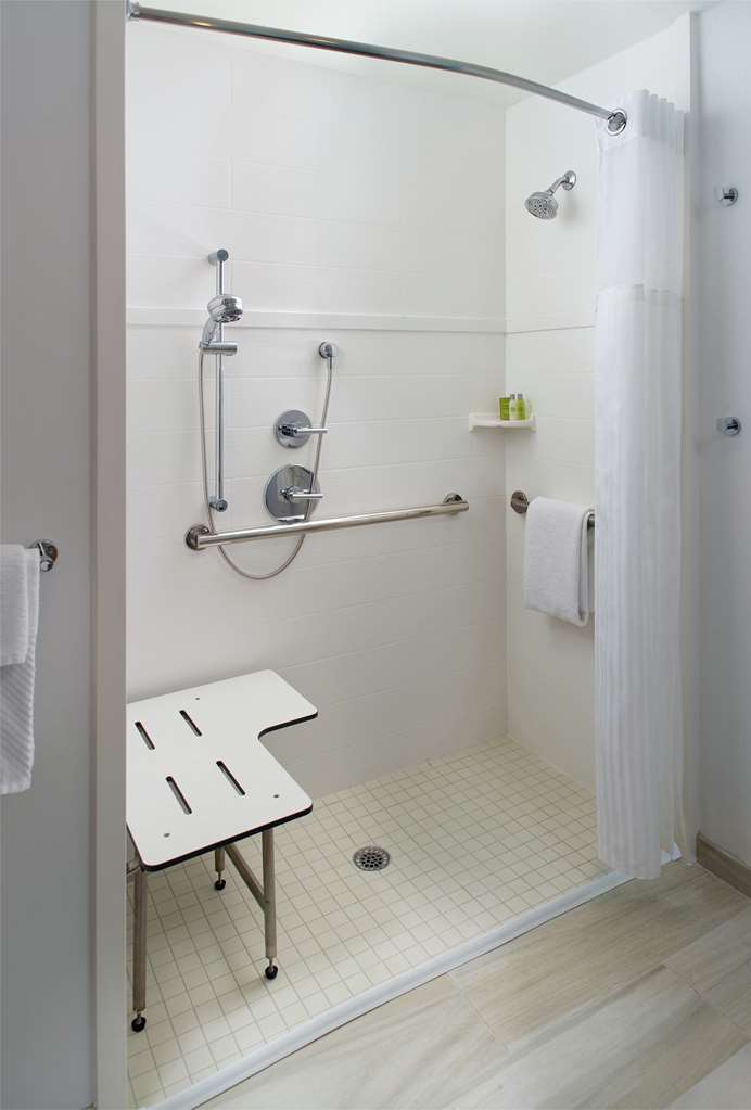 Guest room bath
