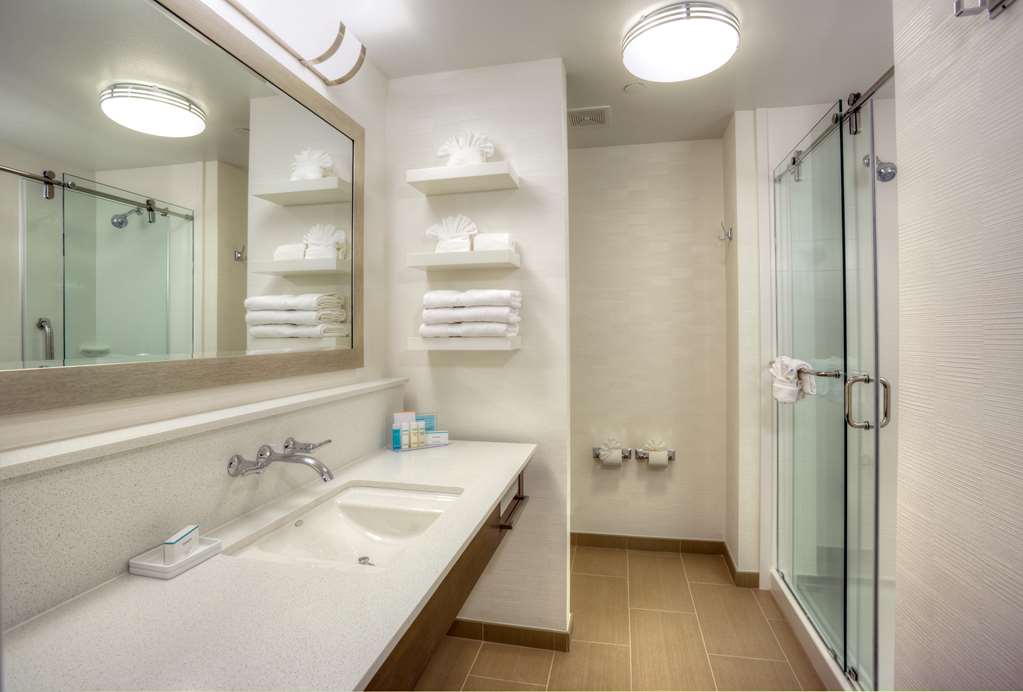 Guest room bath