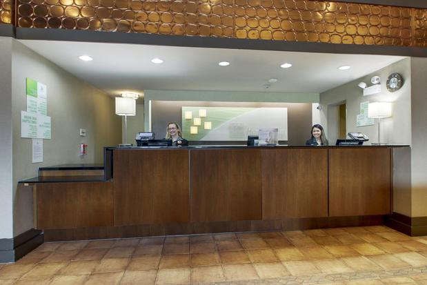 Images Holiday Inn Westbury-Long Island, an IHG Hotel