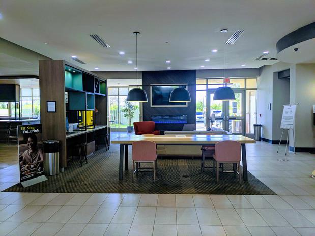 Images Holiday Inn & Suites Phoenix Airport by IHG