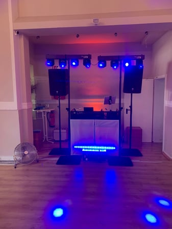 GPM Entertainment - DJ Münster Professionelles DJ-Setup in Münster mit LED-Lichtanlage, Tonanlage und Tanzflächenbeleuchtung. Ideal für Hochzeitsfeiern, Firmenfeste und private Veranstaltungen.