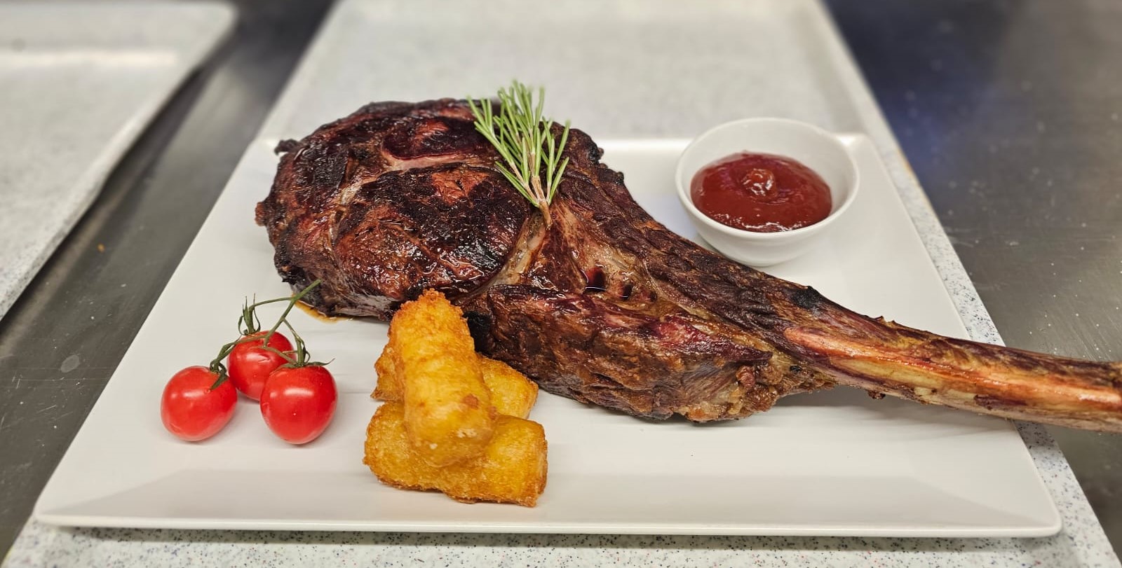 Tomahawk mit Rösti Kroketten und Gemüse