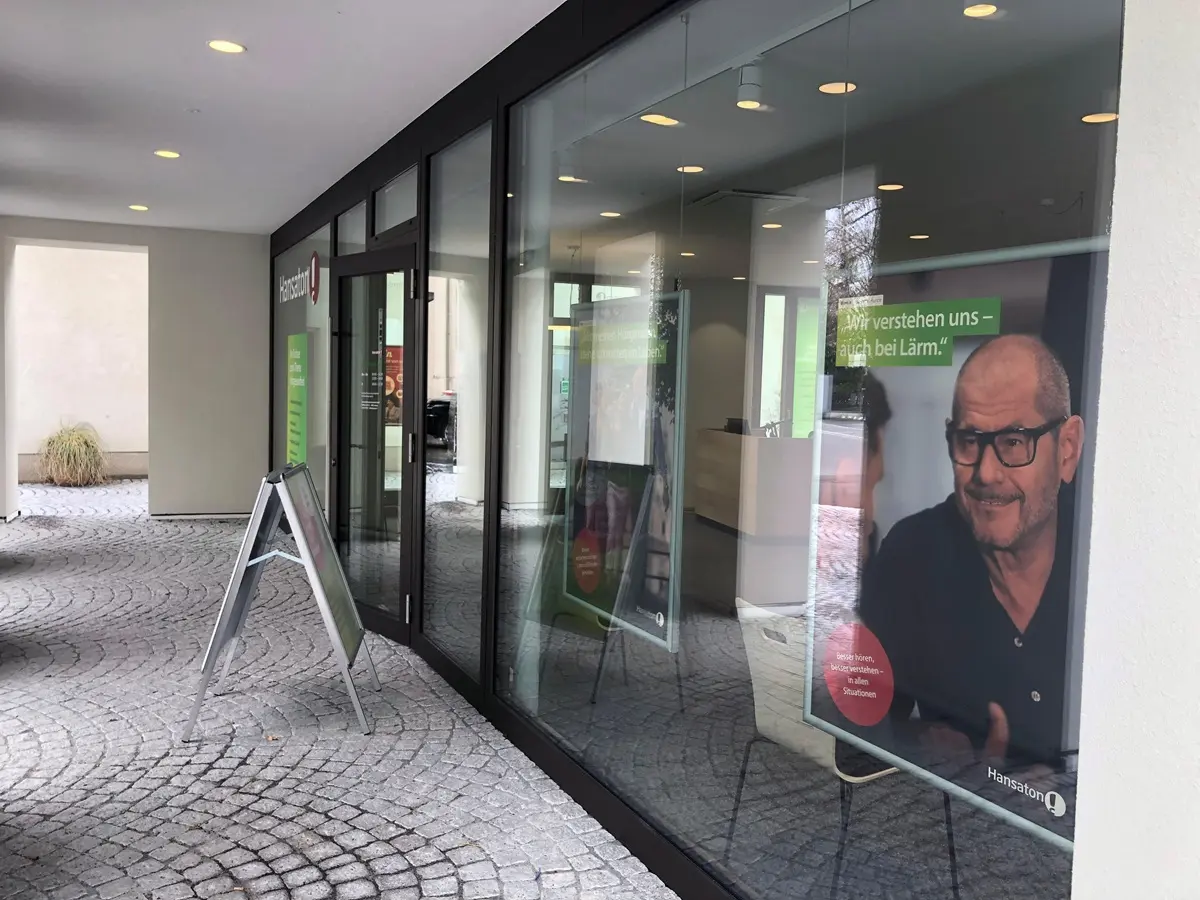 Hansaton Hörkompetenz-Zentrum Raiffeisenstraße 1a, Lustenau von rechts kommend