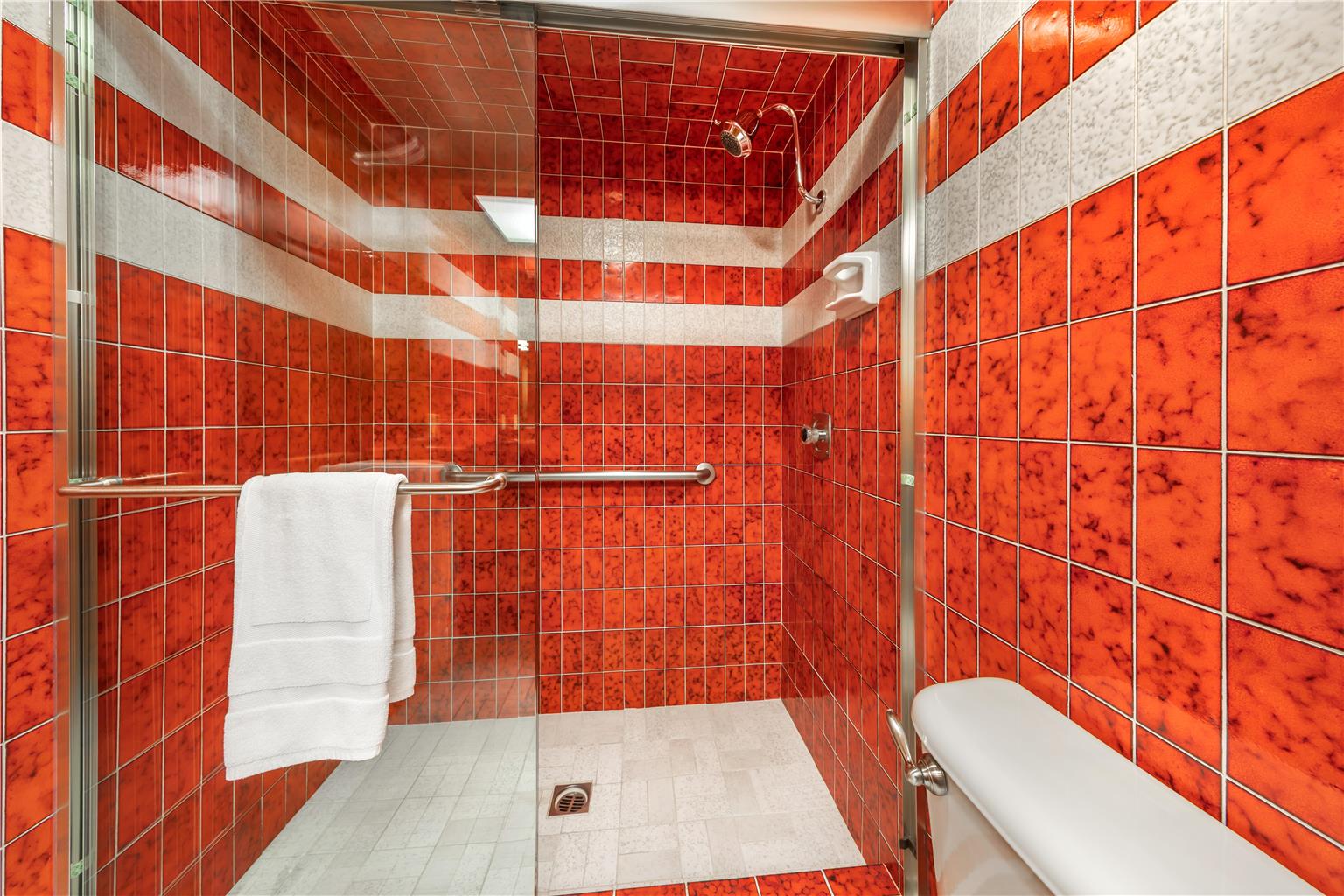 Queen Bathroom - Pool View Balcony