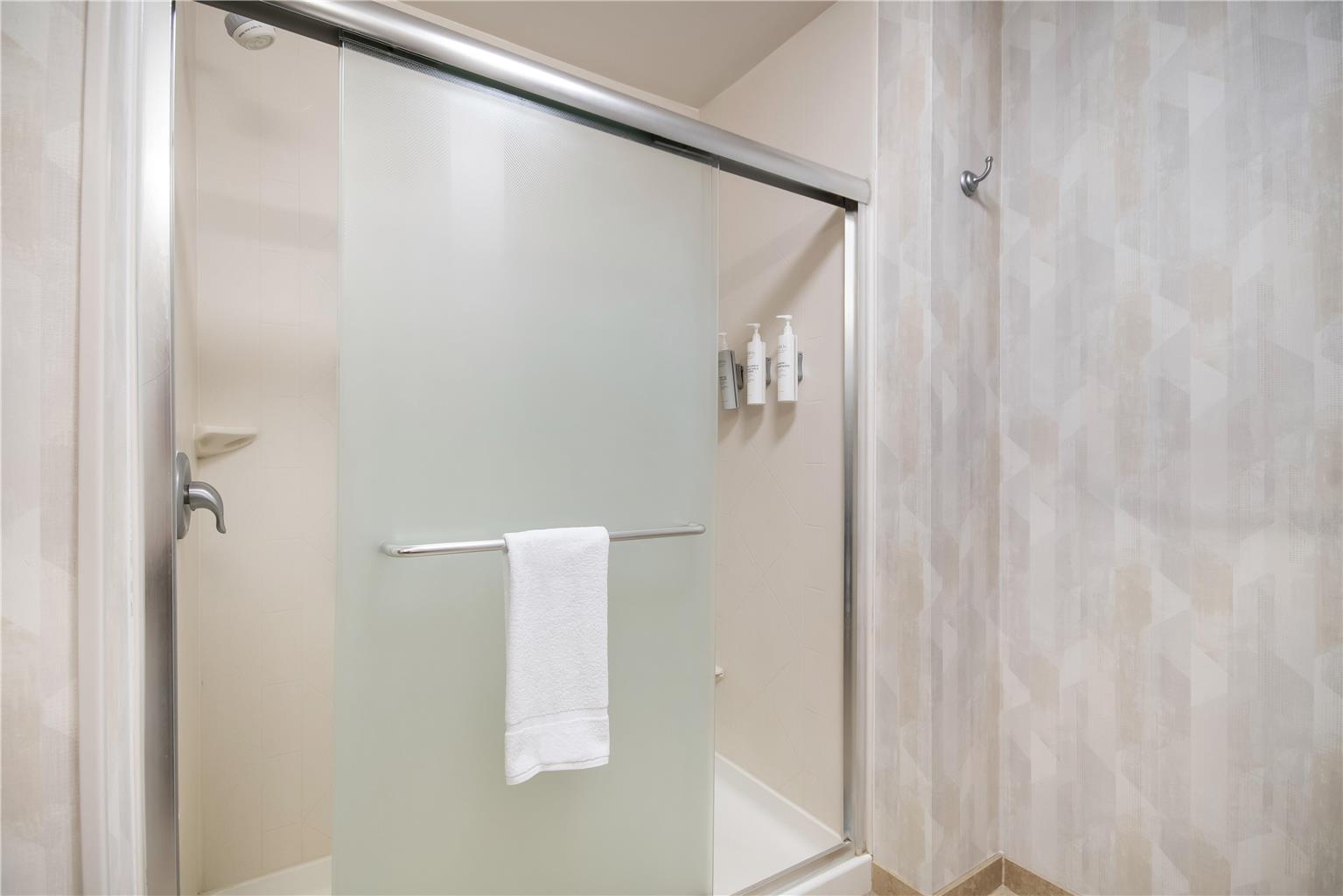 Guest room bath