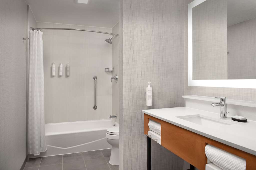 Guest room bath