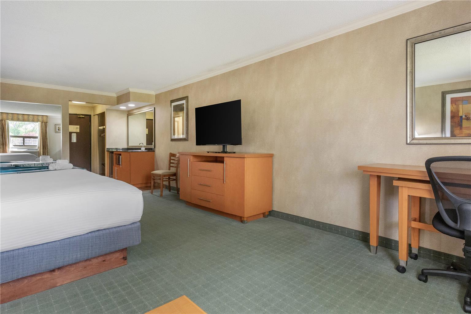 King Suite - Heart-Shaped Jetted Tub