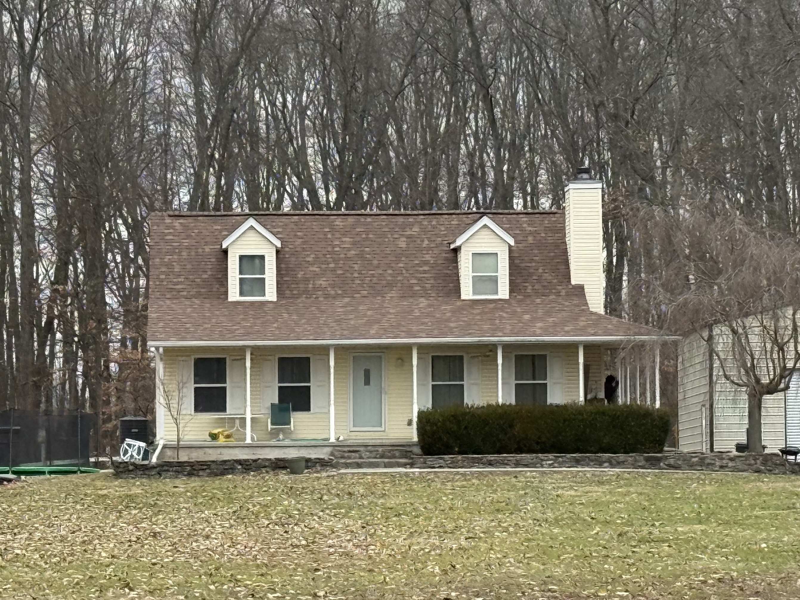 When the owners of this Blanchester, Ohio home decided to get a new roof replacement, they said they wanted the shingle color to compliment their soft yellow siding. So, we suggested Owens Corning Duration shingles in Desert Rose. It's the perfect color for this home. Is your roof leaky or old and need replaced? Call us today for a FREE estimate.