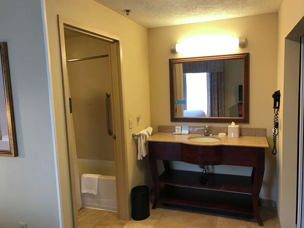 Guest room bath