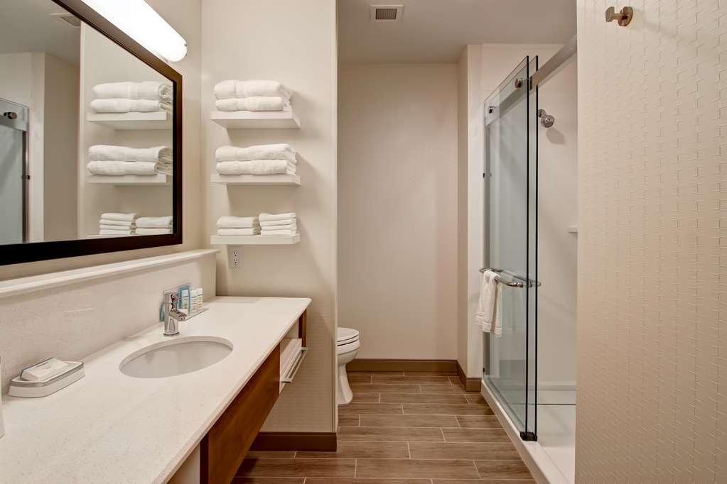 Guest room bath Hampton Inn & Suites by Hilton Grande Prairie Grande Prairie (780)538-0722