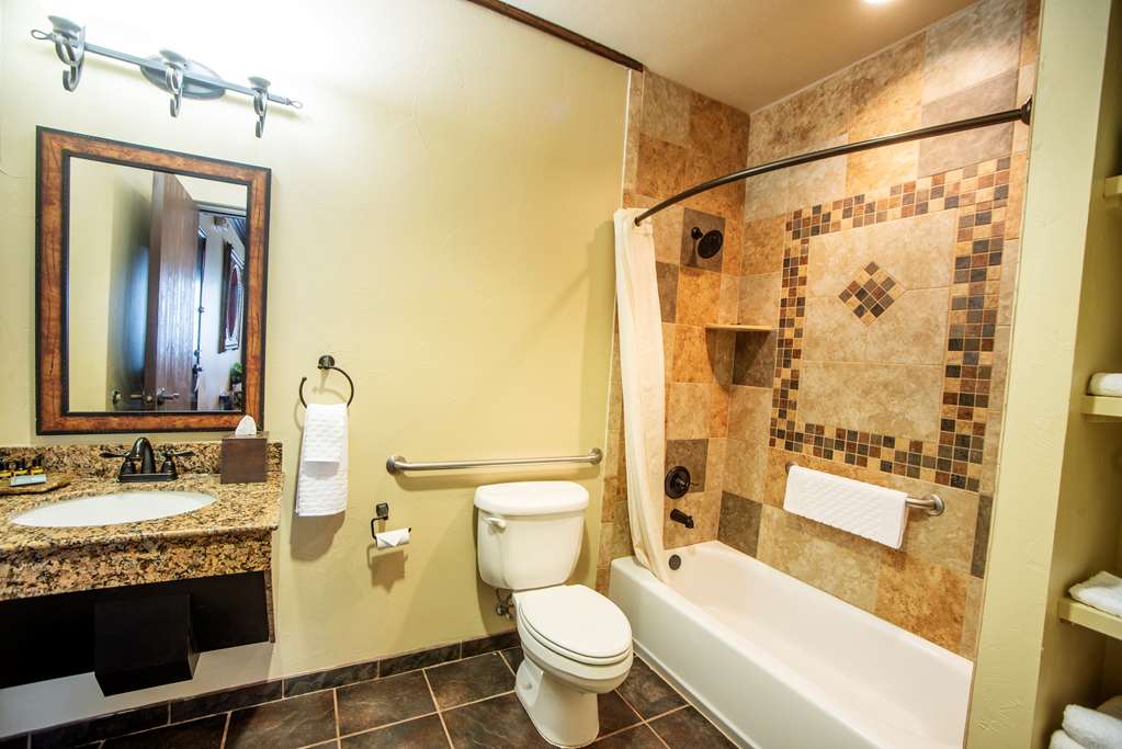 Governor Suite Bathroom Best Western Plus Cimarron Hotel & Suites Stillwater (405)372-2878