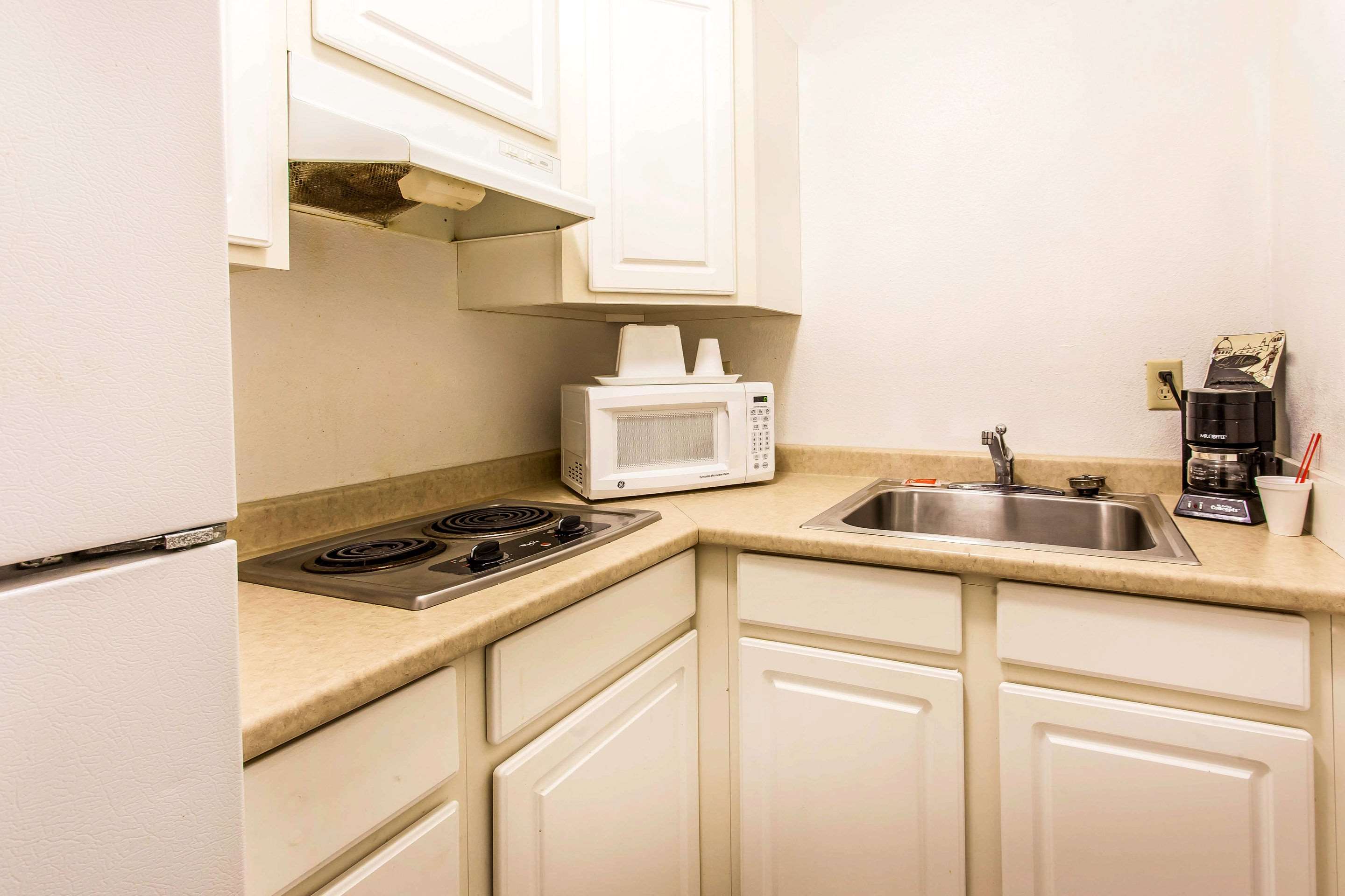 Guest room with kitchenette