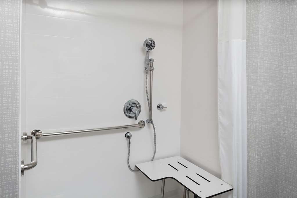 Guest room bath Hampton Inn & Suites Avon Indianapolis Avon (317)224-2900