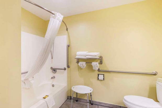 Images Best Western Plus Brunswick Inn & Suites