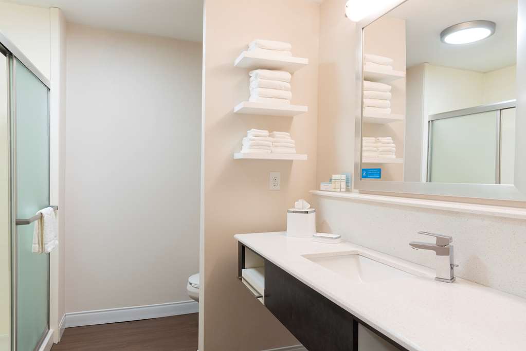 Guest room bath