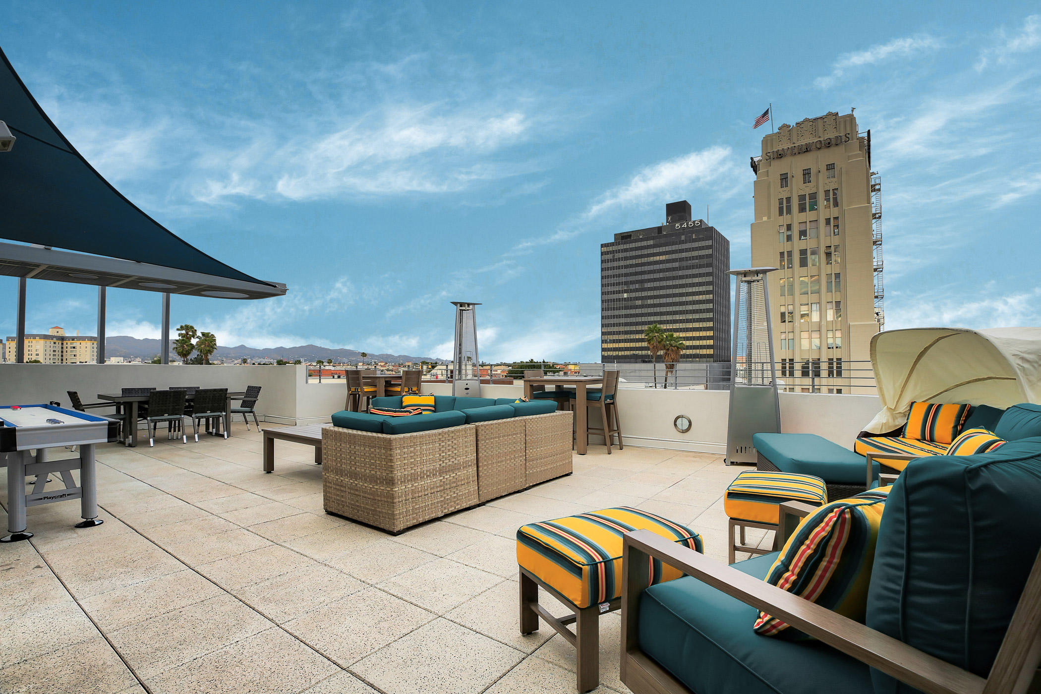 Rooftop Terrace 5550 Wilshire at Miracle Mile by Windsor Apartments Los Angeles (844)363-6526
