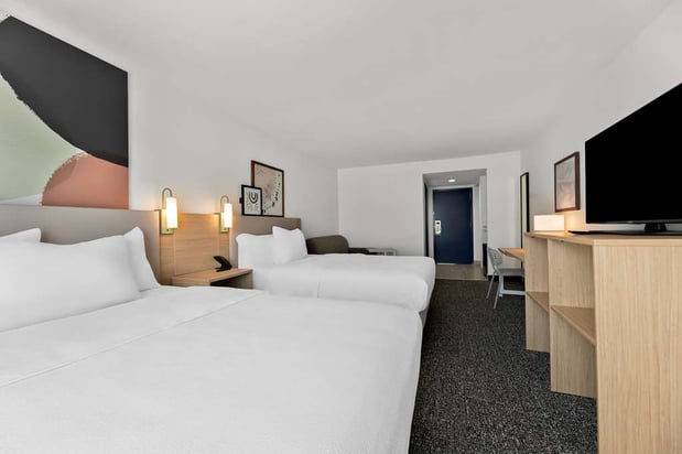 Images Spark by Hilton Tupelo