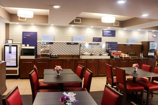 Images Holiday Inn Express Cedar Rapids (Collins Rd) by IHG