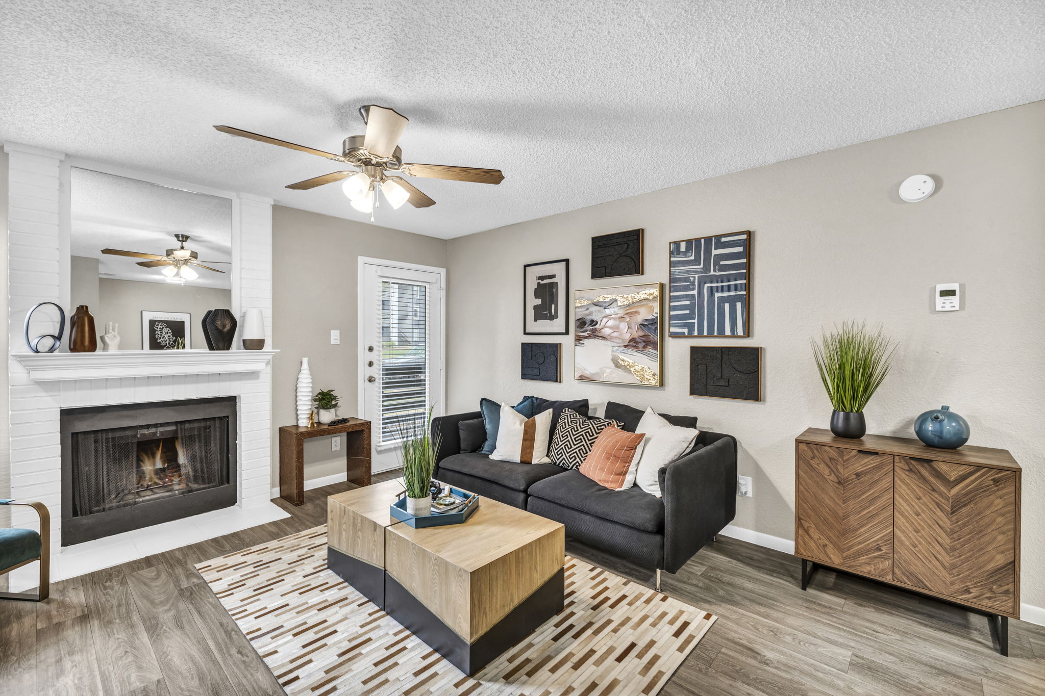 Living room with fireplace 