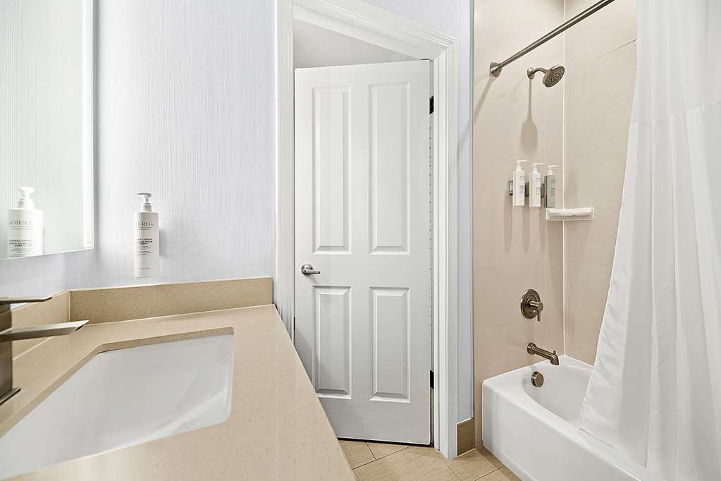 Guest room bath