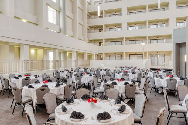 Images Crowne Plaza Indianapolis-Airport by IHG