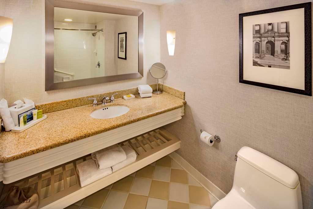 Guest room bath Hilton Philadelphia at Penn's Landing Philadelphia (215)521-6500