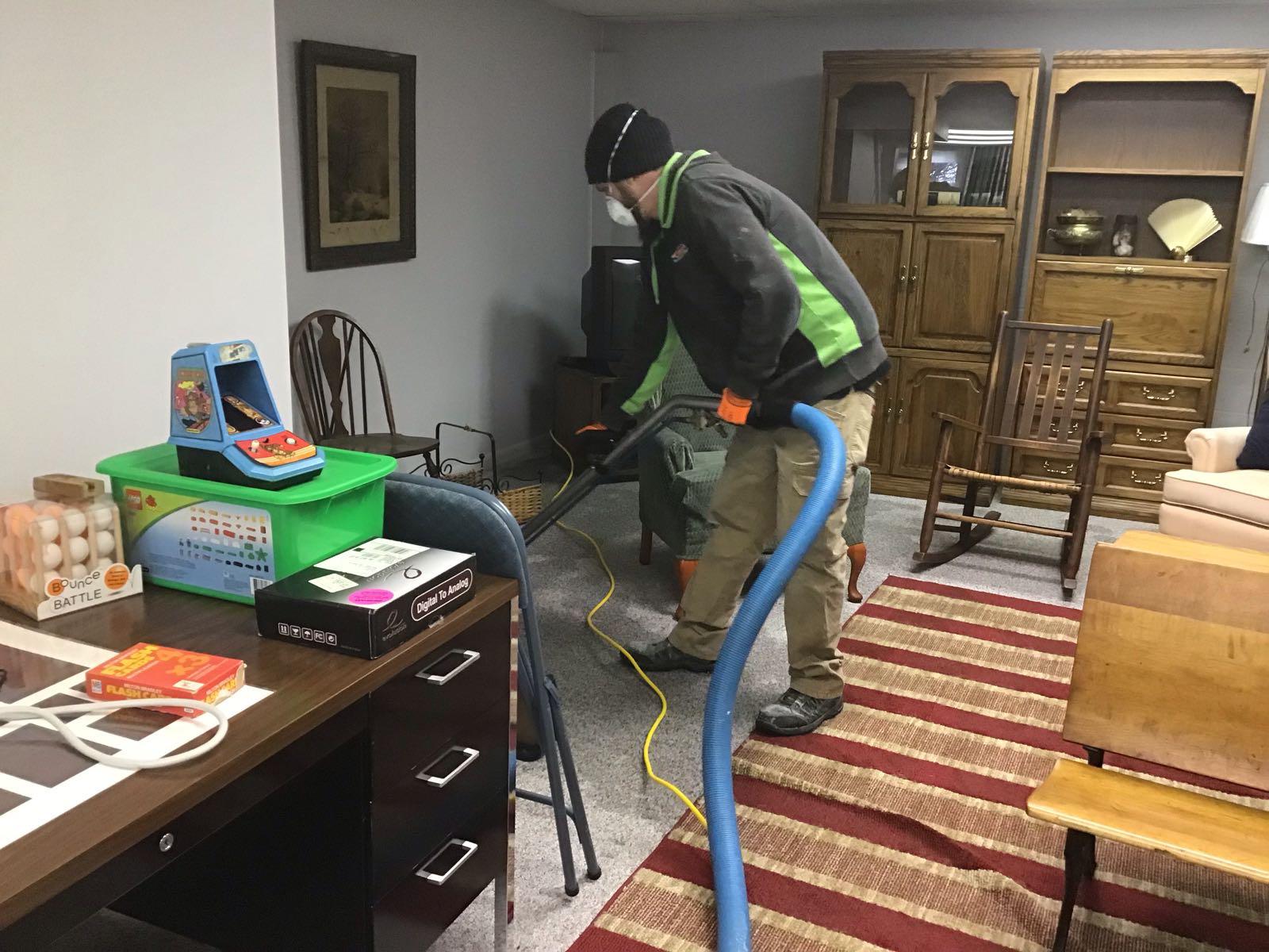 SERVPRO of South & East Stark County technician extracting water.