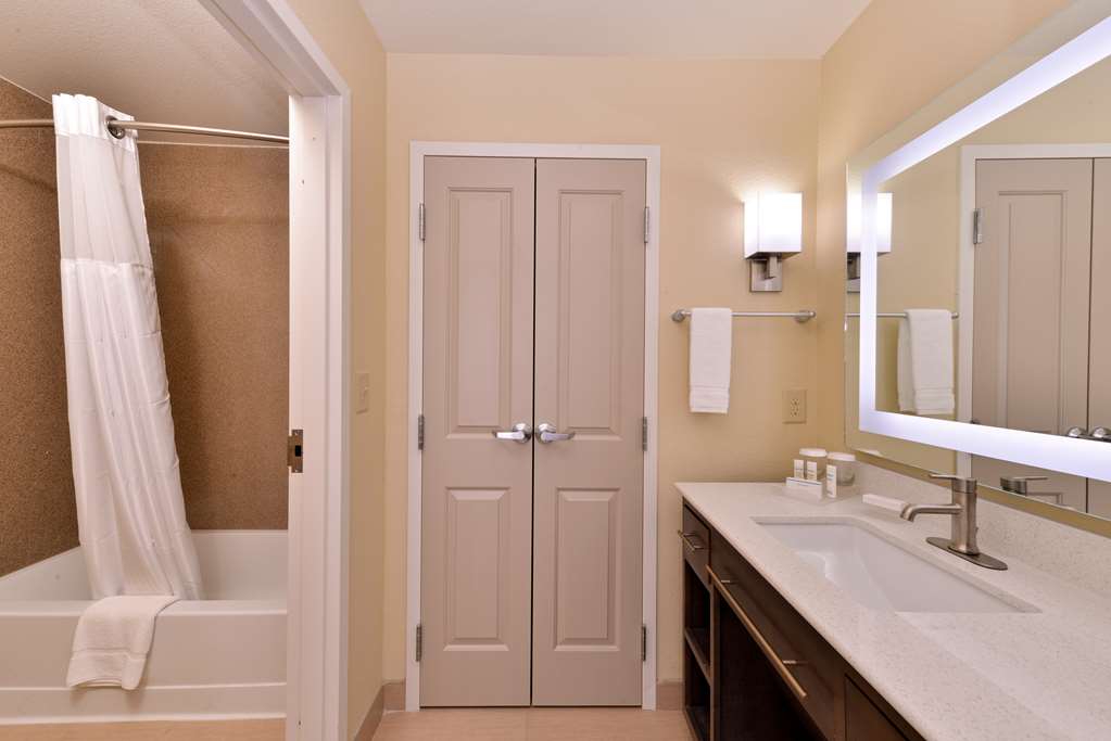 Guest room bath