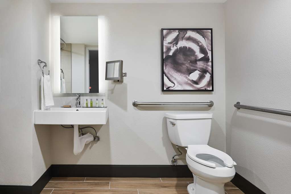 Guest room bath