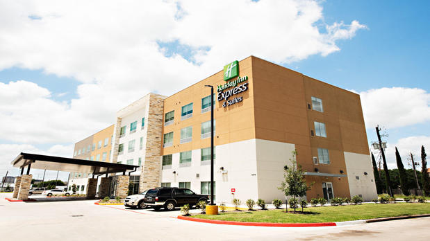 Images Holiday Inn Express & Suites Houston SW - Galleria Area by IHG