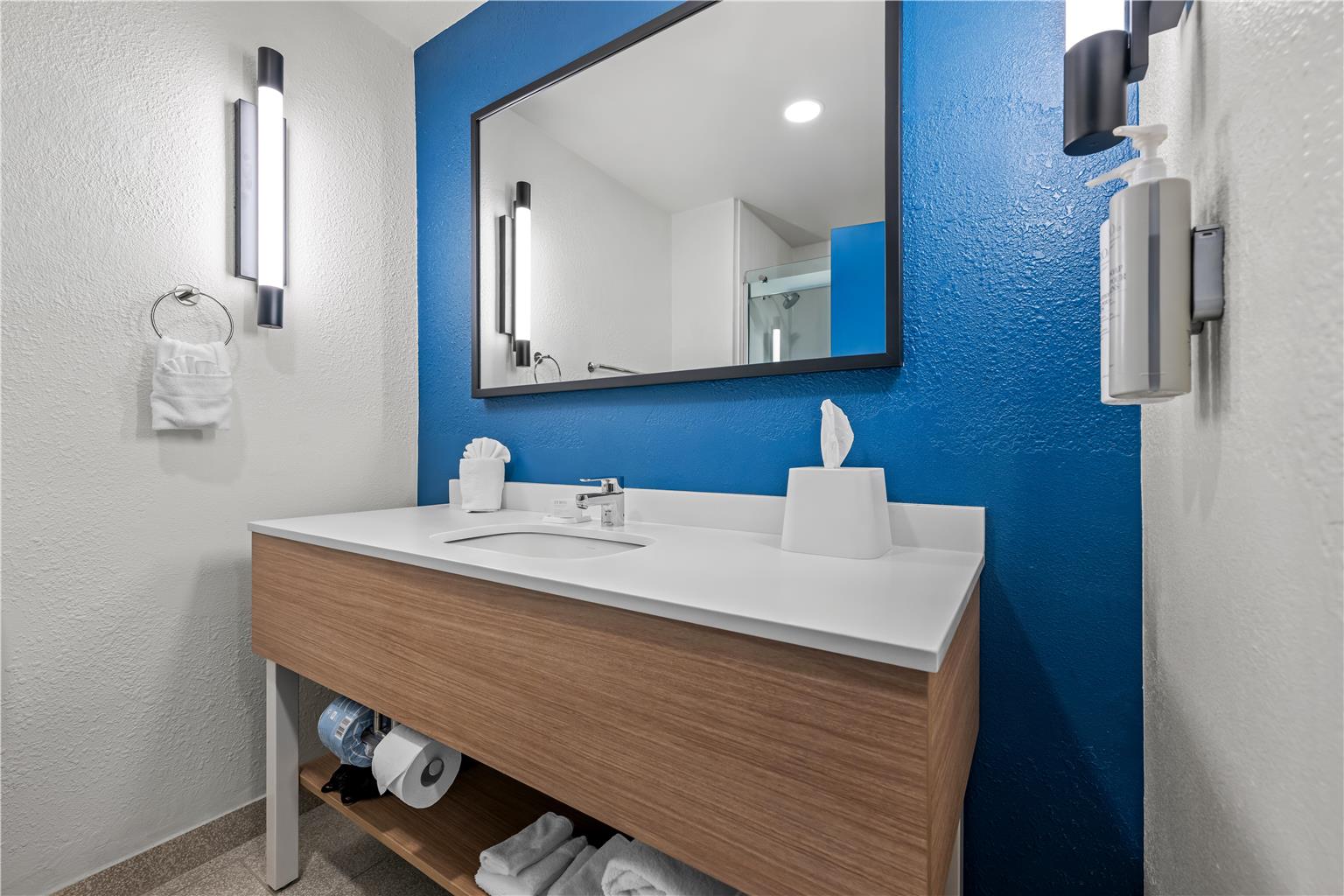 Guest room bath