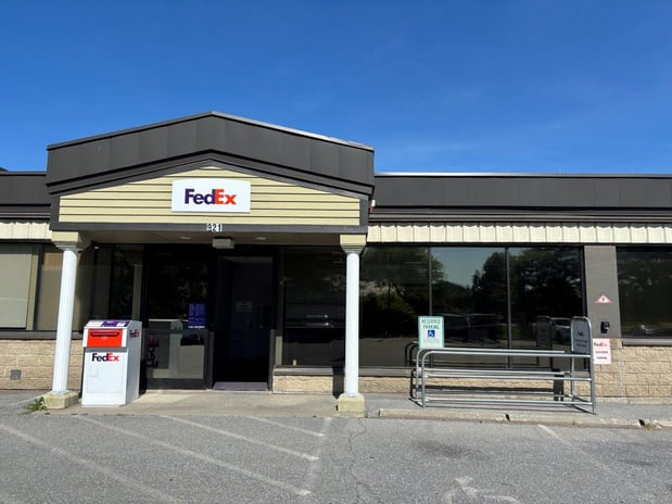 Images FedEx Office Ship Center