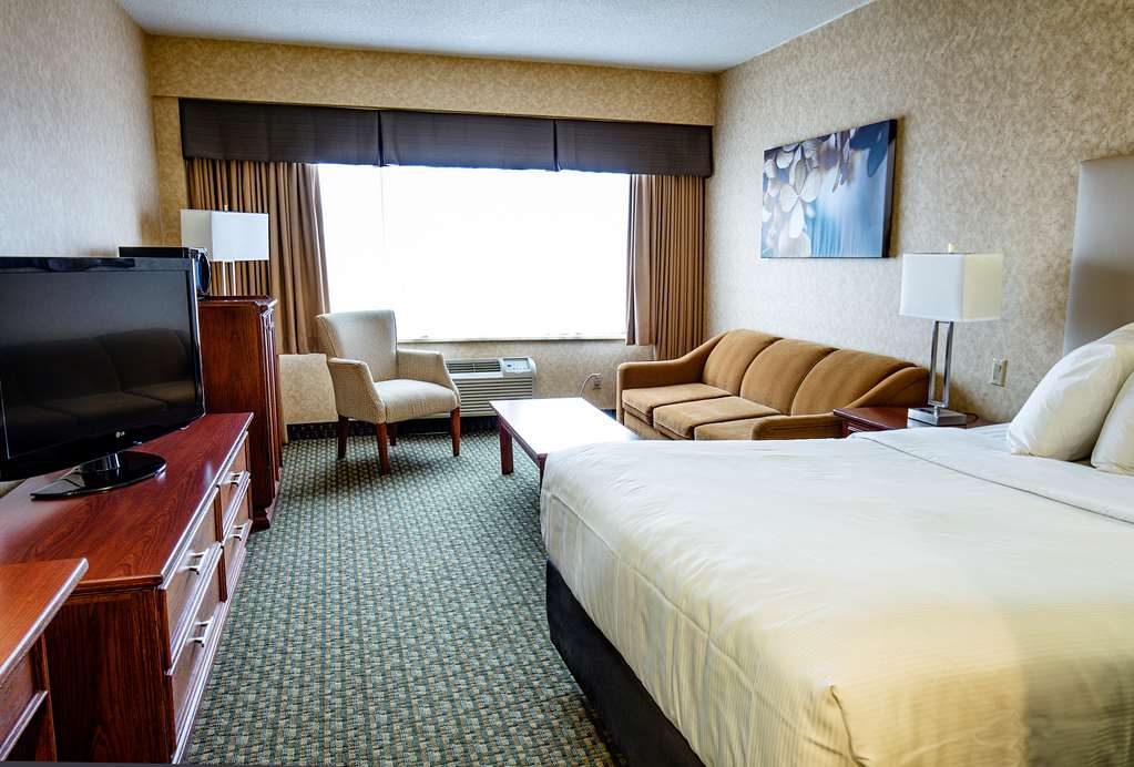 Best Western Voyageur Place Hotel in Newmarket: Queen Room with Sofa bed, located in hotel tower