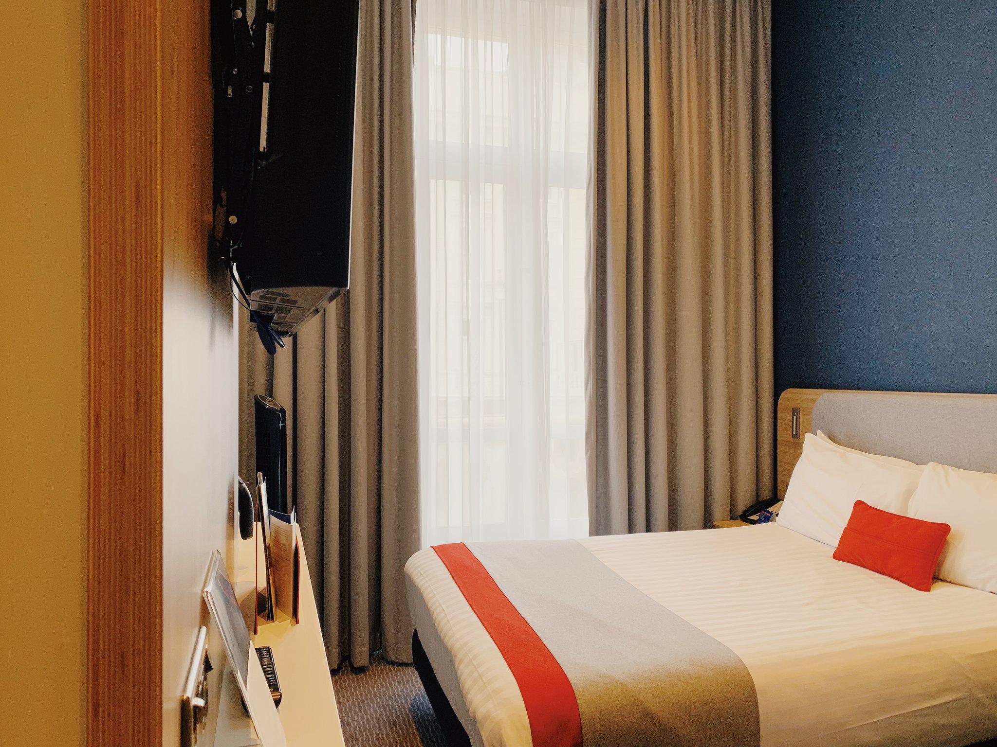 Holiday Inn Express London - Victoria, an IHG Hotel London 020 7630 8888