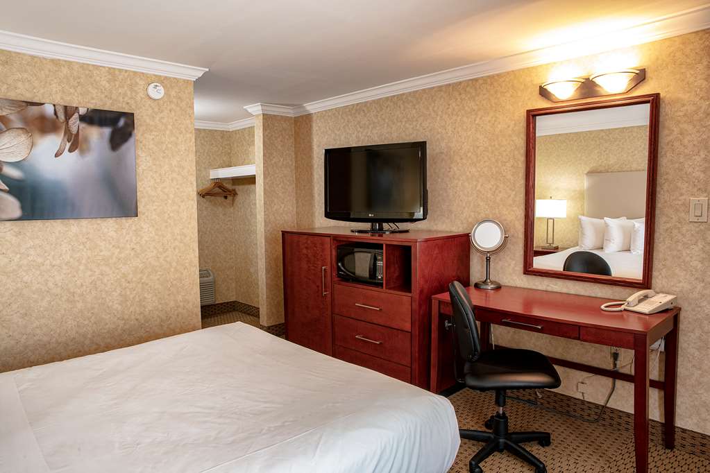 Best Western Voyageur Place Hotel in Newmarket: Queen Room QL QU exterior access