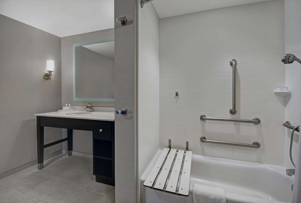 Guest room bath