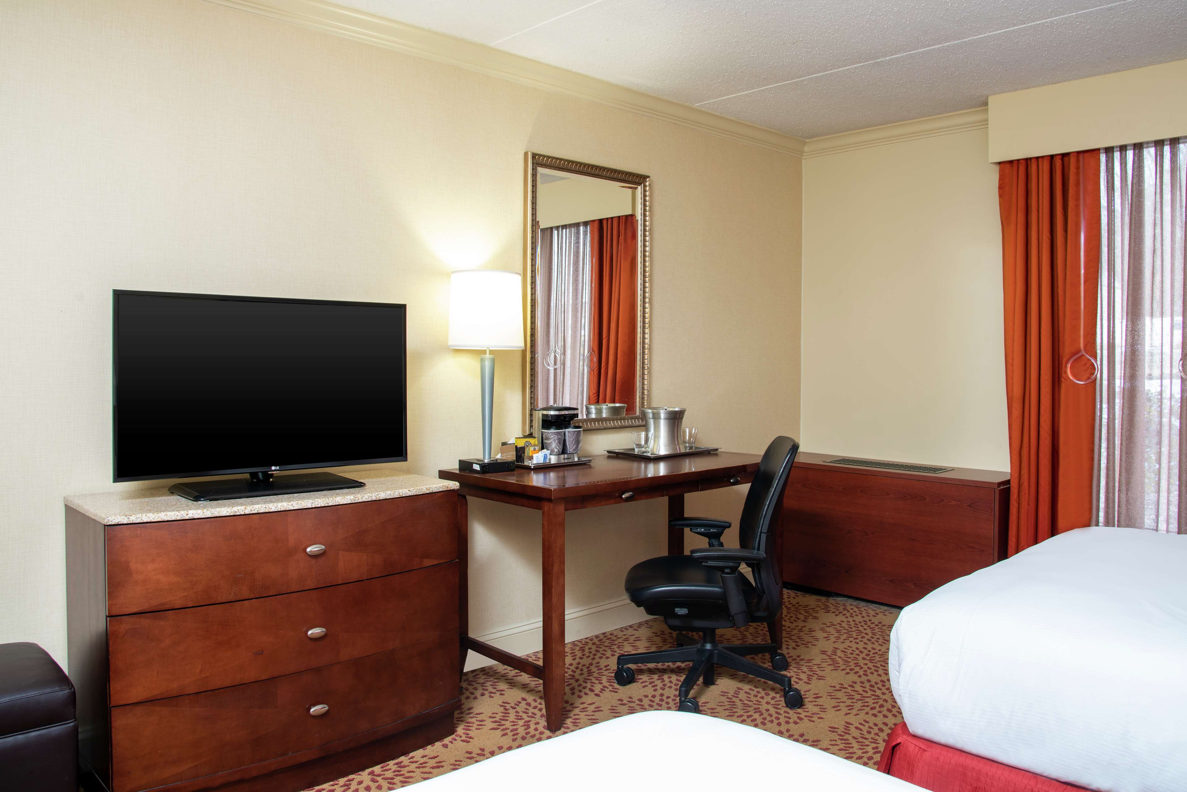 DoubleTree by Hilton Hotel Grand Rapids Airport Photo