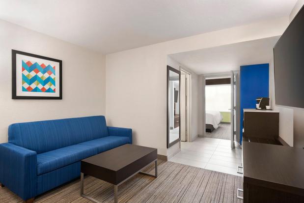 Images Holiday Inn Express & Suites Sarasota East - I-75 by IHG