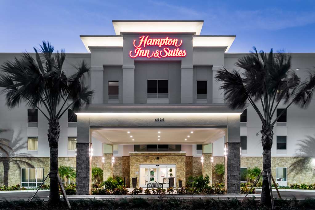 Hampton Inn & Suites West Melbourne-Palm Bay Road - Melbourne, FL 32904 - (321)372-7445 | ShowMeLocal.com