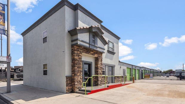 Images One Stop Storage – Santa Ana, CA