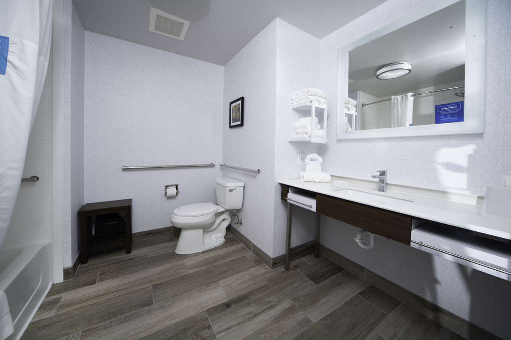 Guest room bath