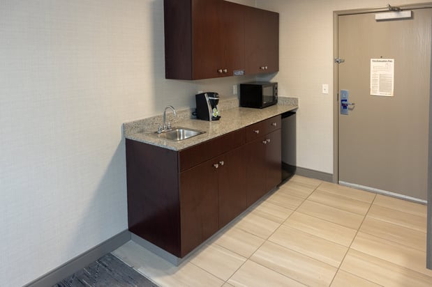 Images Holiday Inn Express & Suites Wichita Airport by IHG