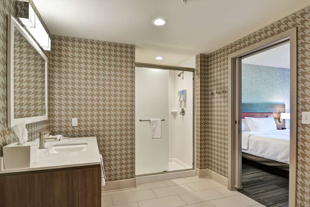 Guest room bath