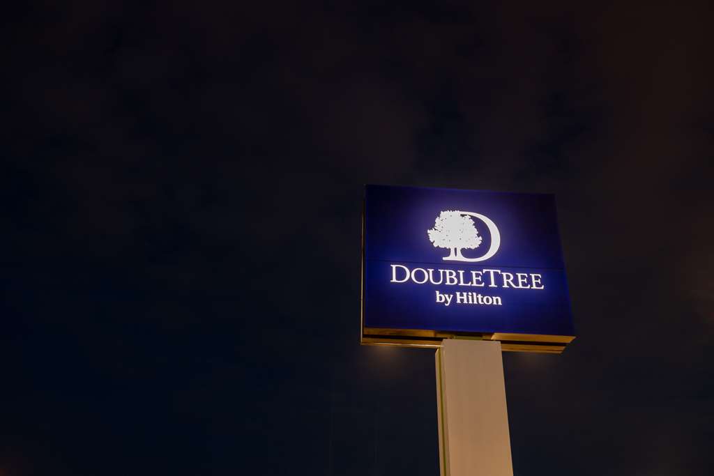 DoubleTree by Hilton Calgary North in Calgary: Exterior