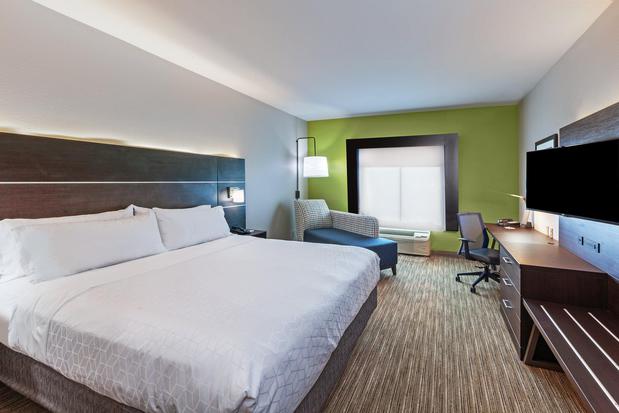 Images Holiday Inn Express & Suites Sealy, an IHG Hotel