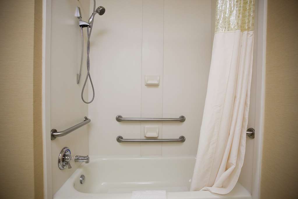 Guest room bath