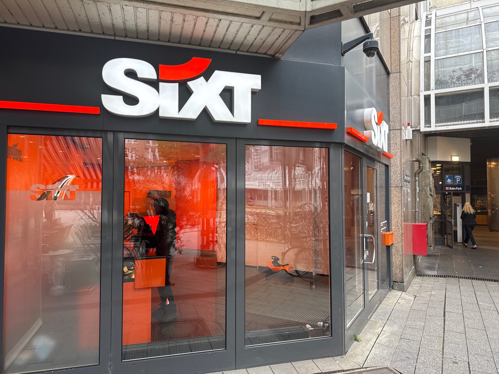 SIXT Autovermietung Düsseldorf Zentrum/HBF, Willi-Becker-Allee 10 in Düsseldorf