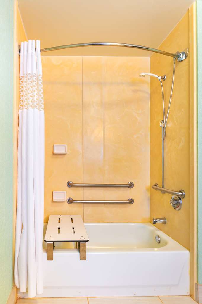 Guest room bath
